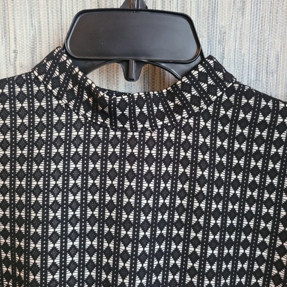 NWT Urban Girl Black White High Neck Short Sleeve Dress Zip Short Size Small - Picture 3 of 9
